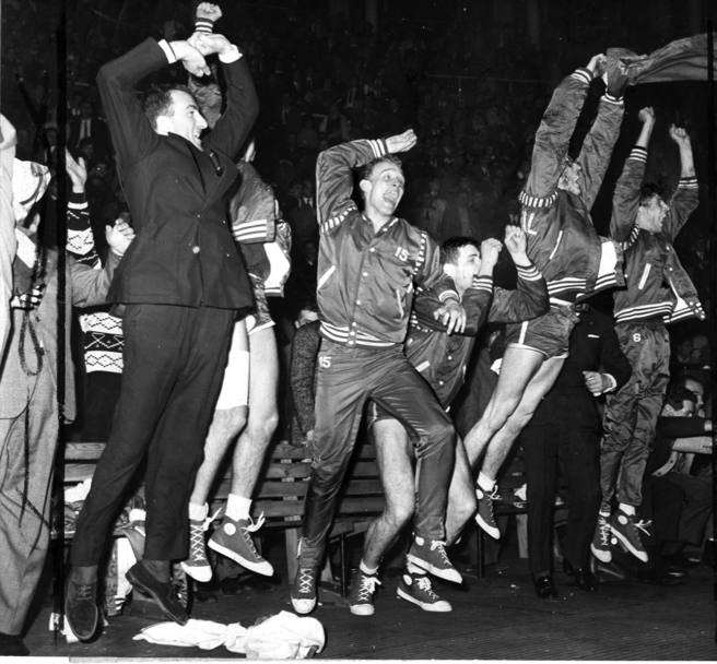 Bologna, 19 aprile 1962: la gioia di Cesare Rubini e dei suoi ragazzi al termine dello spareggio Simmenthal-Ignis finito 68-61 (Giornalfoto)